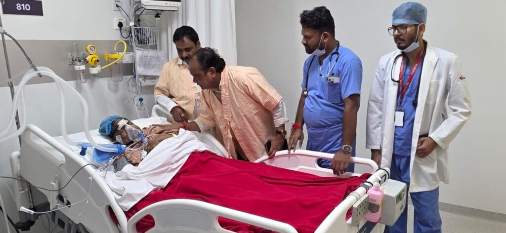 झारखंड के श्रम मंत्री संजय यादव की बीमार माँ को देख भावुक हुए स्वास्थ्य मंत्री