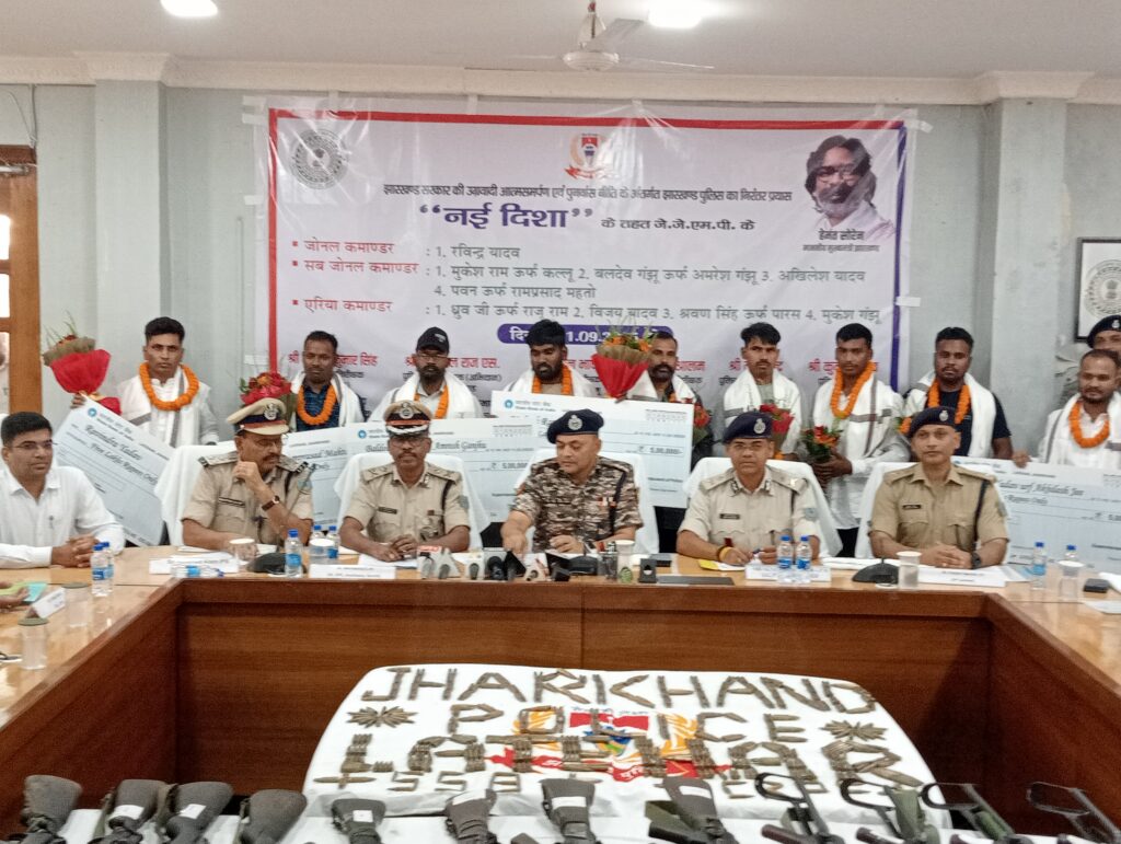 झारखंड में जेजेएमपी के नौ उग्रवादियों ने किया आत्मसमर्पण