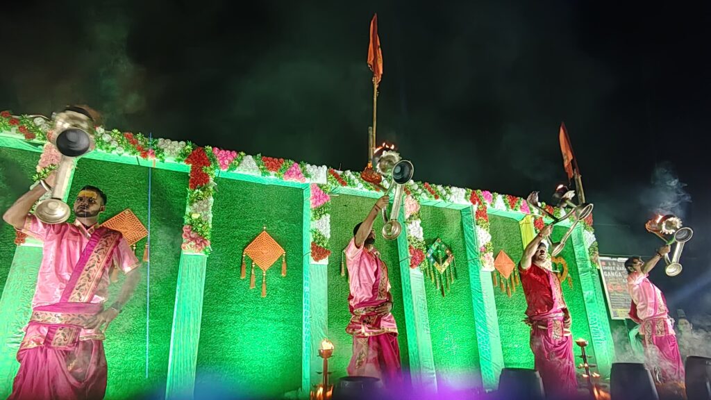 दारू प्रखंड के जिनगा में वाराणसी की तर्ज पर हुई भव्य गंगा आरती, हजारों श्रद्धालु बने साक्षी