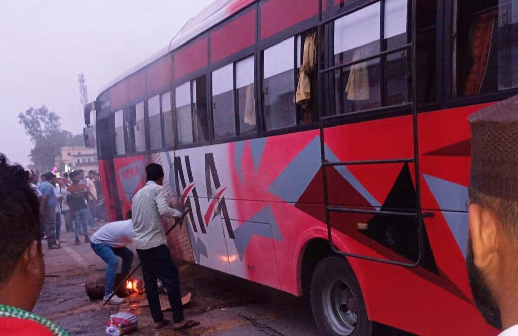 झारखंड के मांडर में चलती बस में लगी आग
