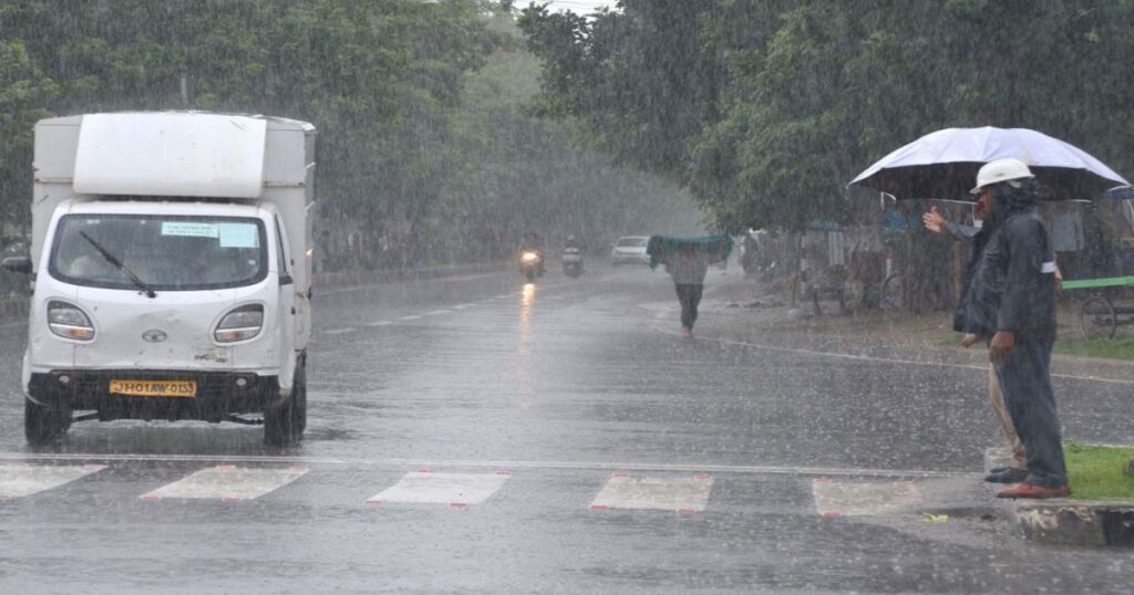 चक्रवार्ती तूफान मोंथा के कारण झारखंड में बारिश से गिरा तापमान, बढ़ी ठंड