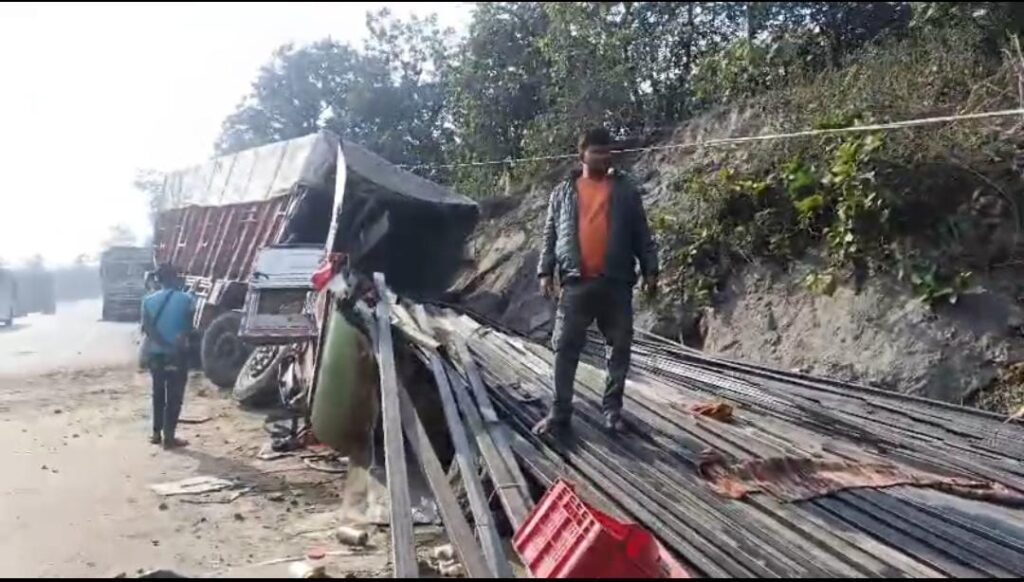कोडरमा घाटी में लोहे का एंगल लोड ट्रक दुर्घटनाग्रस्त