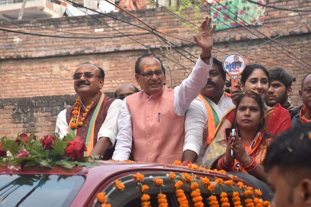 दीघा में भाजपा प्रत्याशी की बाइक रैली में शामिल हुए केंद्रीय मंत्री शिवराज सिंह चौहान