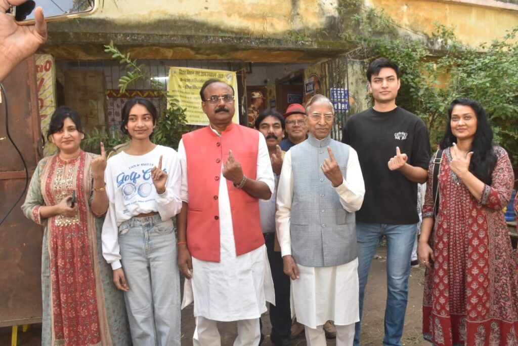 दीघा विधानसभा में एक साथ तीन पीढ़ियों ने किया मतदान