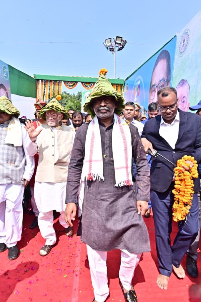 राज्य स्थापना की वर्षगांठ पर राज्यपाल और मुख्यमंत्री ने धरती आबा को किया नमन