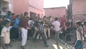छात्रा के साथ छेड़खानी के आरोप में स्कूल के प्रिंसिपल बंधक,ग्रामीणों ने की पिटाई