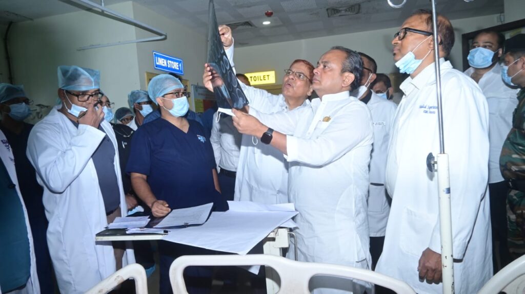 इरफान अंसारी ने रिम्स में बुंडू हाइवे दुर्घटना में घायल मरीजों के परिजनों से की मुलाकात