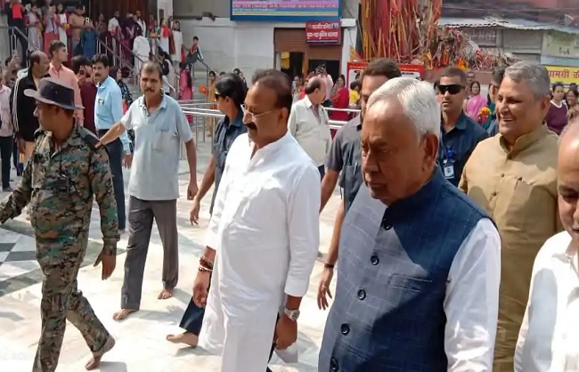 मुख्यमंत्री नीतीश ने आज पटना के हनुमान मंदिर समेत गुरुद्वारा और मजार पर मत्था टेका