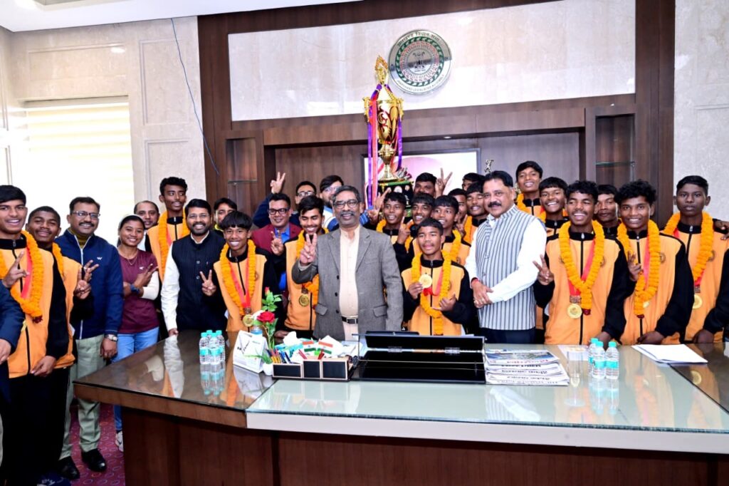 सीएम से अंडर-14 फुटबॉल टीम ने की मुलाकात, राष्ट्रीय चैंपियन बनने पर दी बधाई