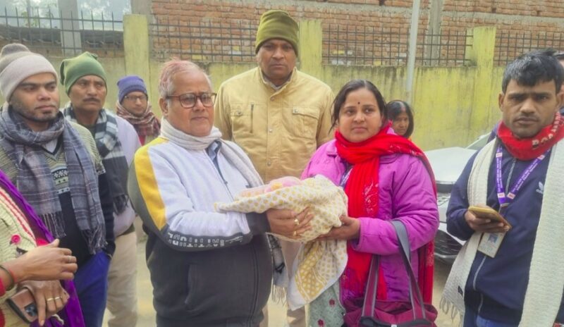 नवजात को छोड़ भागी मां