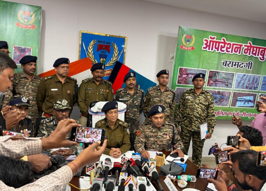 सारंडा में नक्सली आत्मसमर्पण करें या कड़े प्रहार के लिए रहें तैयार : डीजीपी