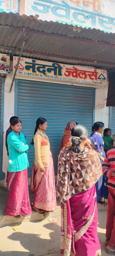 दिनदहाड़े चली गोली, सोने के दुकानदार से लाखो रुपए जेवरात लेकर अपराधी हुए फरार भागने के क्रम में चलाई 4 से 5 राउंड गोली, एक व्यक्ति घायल, हजारीबाग रेफर