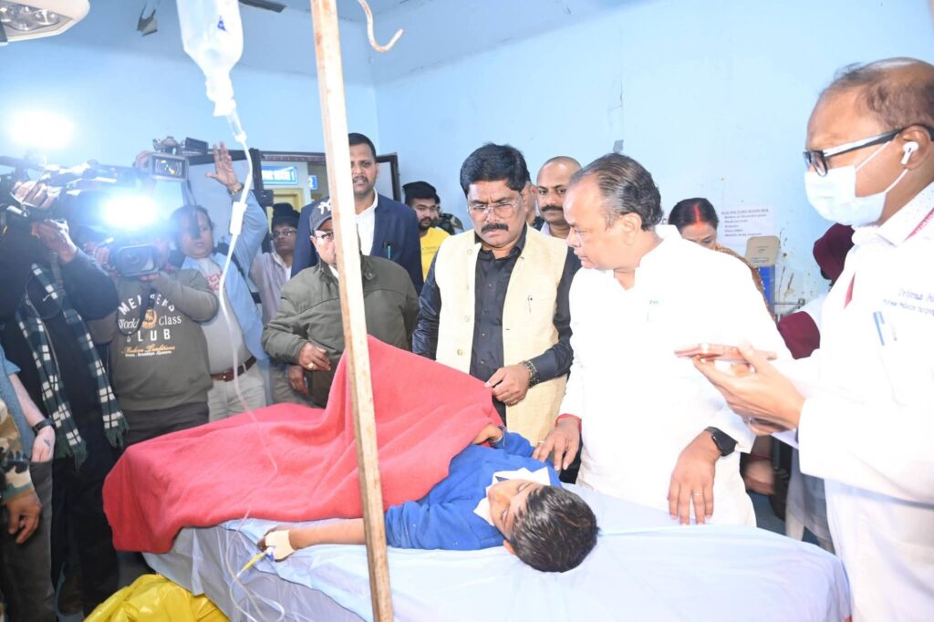 गोमिया हाथी हमले के पीड़ितों से रिम्स में मिले मंत्री, मृतकों के परिजनों को 4 लाख मुआवजे की घोषणा