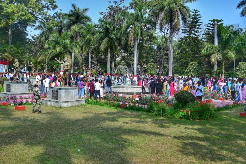 लोकभवन पार्क में आम लोगों ने रंग बिरंगे फूलों का किया दीदार