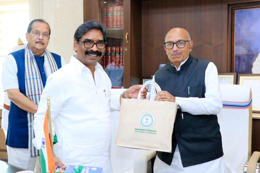 मुख्यमंत्री हेमन्त सोरेन ने विधानसभा अध्यक्ष रबीन्द्र नाथ महतो को भेंट की ‘झारखंड राइजिंग’ पुस्तक