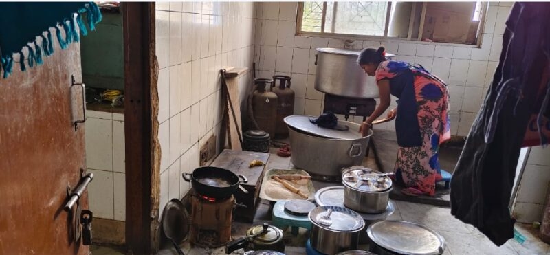 सदर अस्पताल की रसोई में गैस का संकट, लकड़ी और कोयले के चूल्हे पर पक रहा मरीजों का खाना