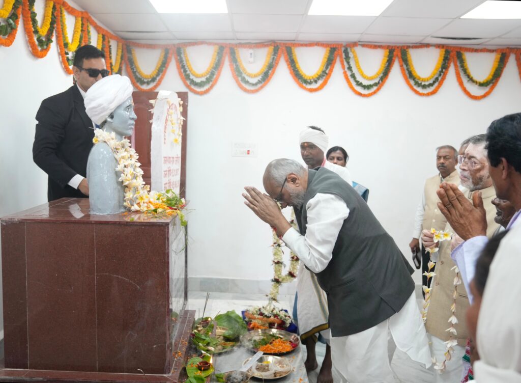 बिरसा मुंडा की जन्मस्थली उलिहातू पहुंचे उपराष्ट्रपति, अर्पित की श्रद्धांजलि