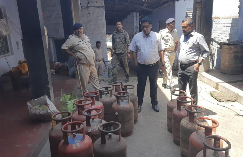 अवैध गैस रिफिलिंग पर छापेमारी कर 14 सिलेंडर जब्त