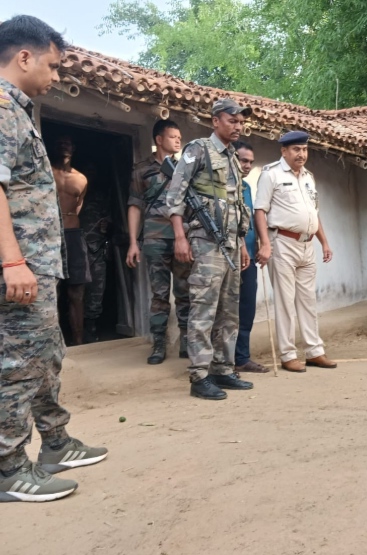 पिता और पत्नी की हत्या कर बेटी को किया घायल, आरोपित गिरफ्तार