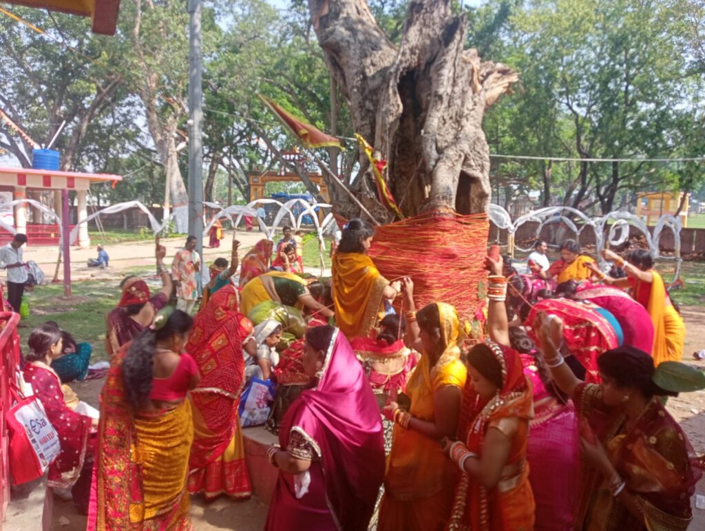 वट वृक्ष की पूजा कर सुहागिनों ने मांगा अखंड सौभाग्य का वरदान