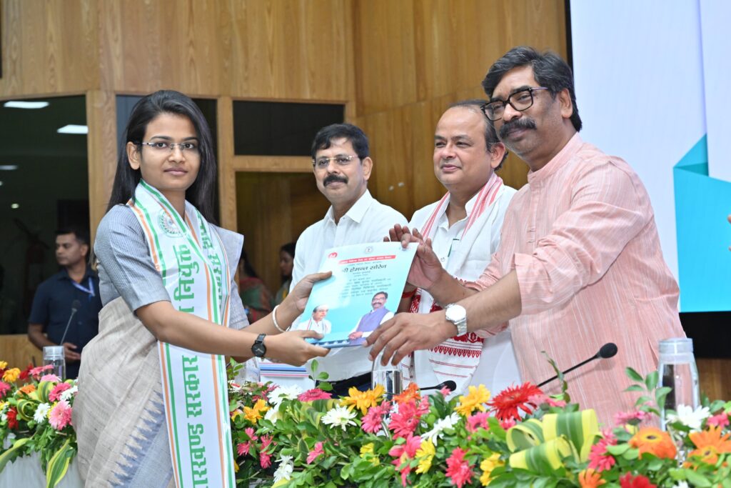 मुख्यमंत्री सोरेन ने 262 नव-चयनित अभ्यर्थियों को सौंपे नियुक्ति पत्र, निष्ठा-ईमानदारी से सेवा देने का किया आह्वान