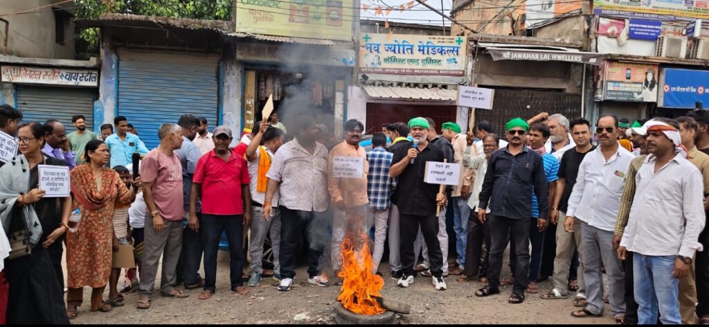 राहरगोड़ा में ओवरब्रिज-अंडरपास बनाने की मांग को लेकर सड़क जाम और विरोध-प्रदर्शन