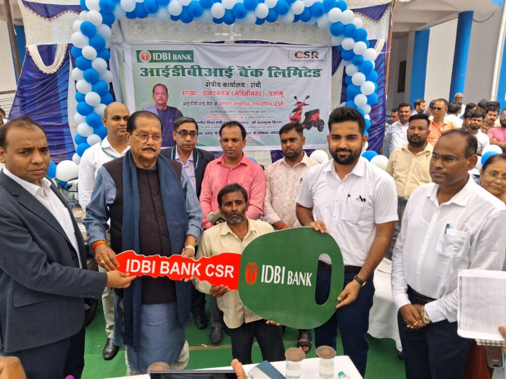 वित्त मंत्री ने 10 दिव्यांगों के बीच ट्राई स्कूटी का किया वितरण