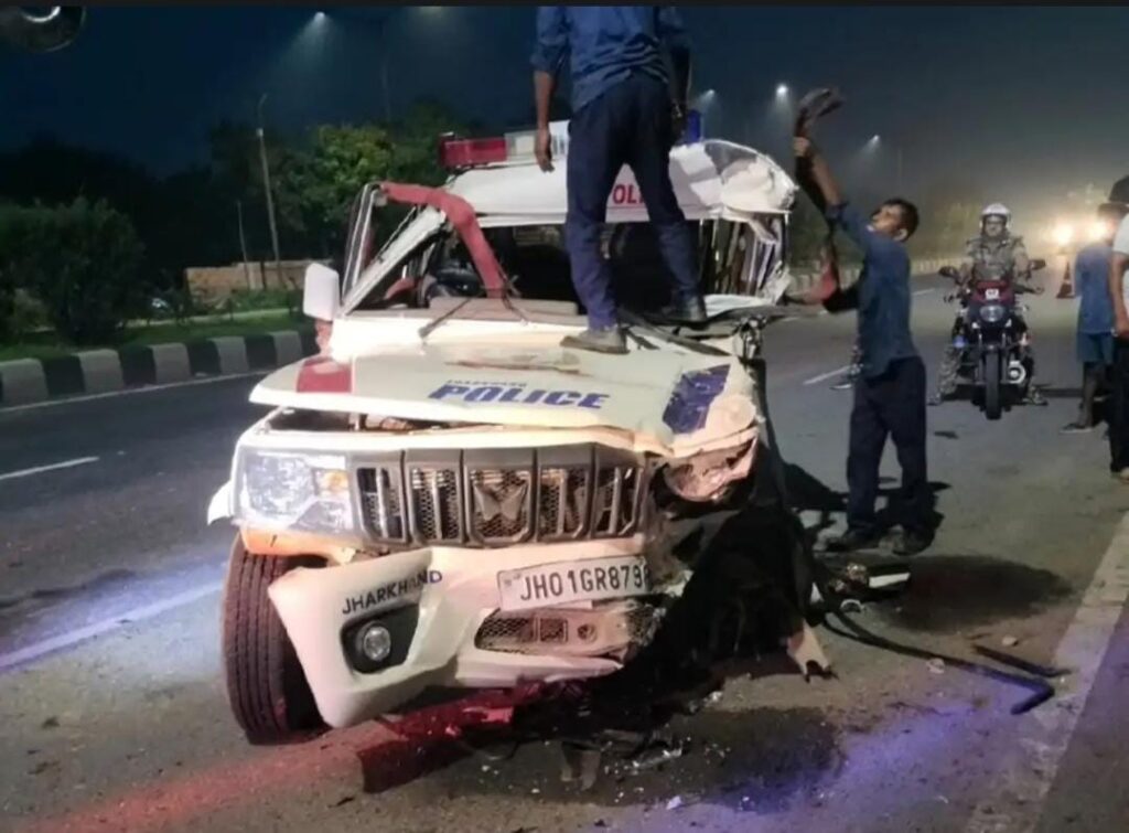 धनबाद में भीषण सड़क हादसा, हजारीबाग के आरक्षी की मौत धनबाद में भीषण सड़क हादसा, हजारीबाग के आरक्षी की मौत