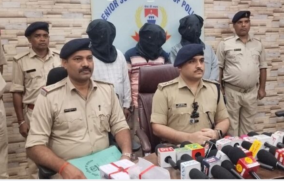 बहरागोड़ा में डेढ़ करोड़ रुपये के पन्ना के साथ तीन तस्कर गिरफ्तार, बाइक, मोबाइल और नकदी जब्त