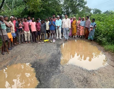 सड़क की मरम्मति के लिए ग्रामीणों ने की भगवान की पूजा-अर्चना