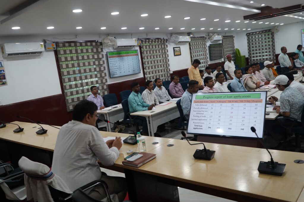 पीएम सूर्यघर योजना के लंबित ऋण आवेदनों का सात दिनों में निष्पादन का डीएम का निर्देश