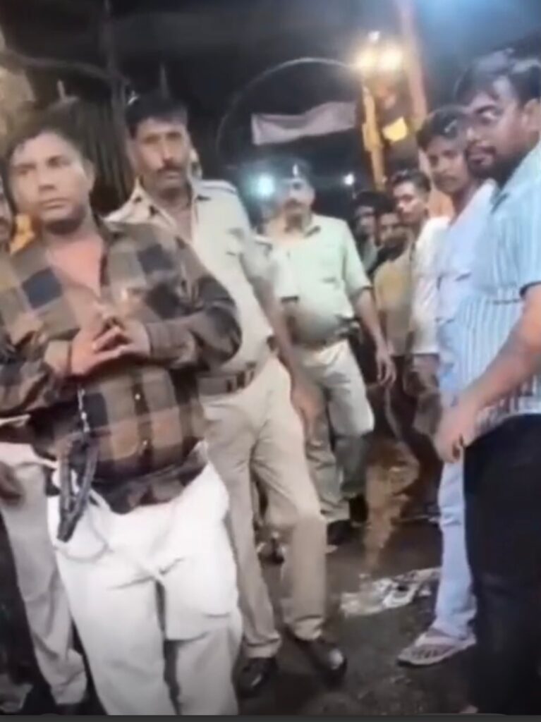 पुलिस ने हथकड़ी और कमर में रस्सी बांधकर आरोपित को बाजार में घुमाया, पत्नी ने एसएसपी से लगाई गुहार