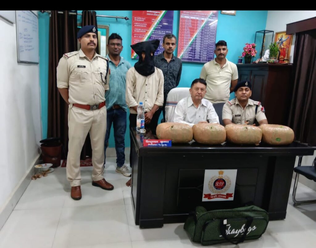 रांची रेलवे स्टेशन से 12 किलो गांजा के साथ एक तस्कर गिरफ्तार