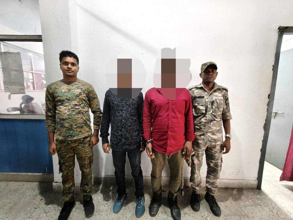 पीएलएफआई के दो नक्सली हथियार के साथ गिरफ्तार
