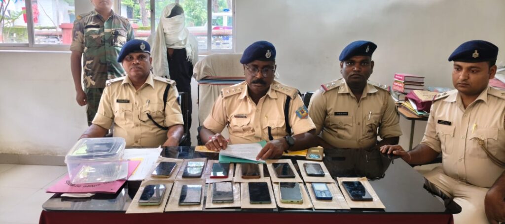 चाईबासा में 13 मोबाइल के साथ युवक गिरफ्तार