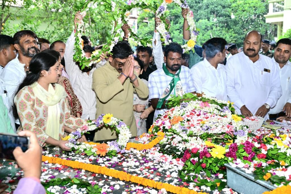 मुख्यमंत्री हेमंत सोरेन ने शहीद निर्मल महतो जी की प्रतिमा पर किया मल्यार्पण