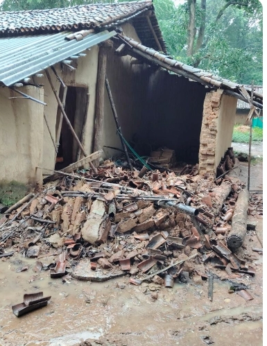 लगातार बारिश से कच्चा मकान ढहा, बेघर हुआ गरीब मजदूर का परिवार
