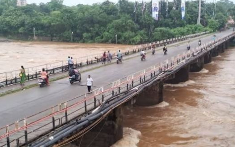 जमशेदपुर में बाढ़ का खतरा टला नहीं, खतरे के निशान से ऊपर बह रही खरकई; चांडिल डैम से लगातार पानी की निकासी