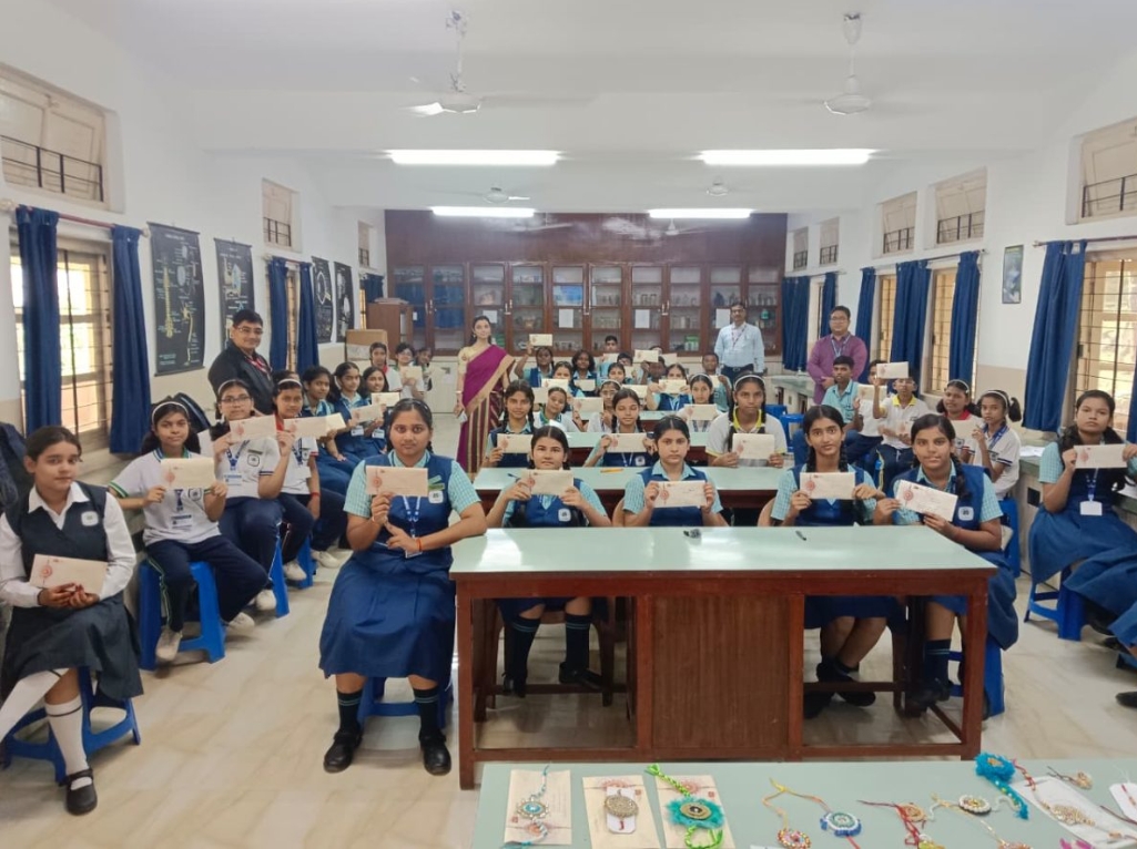 डाक विभाग की पहल: बच्चों की बनाई राखियां सरहद के जवानों और प्रधानमंत्री तक पहुंचेंगी