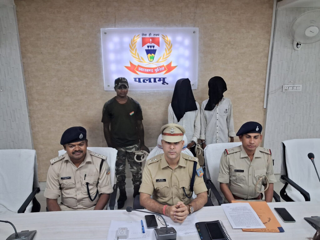 पलामू में ‘ऑपरेशन सफाया’ के तहत दो देशी कट्टे, जिंदा कारतूस और चोरी की बाइक बरामद