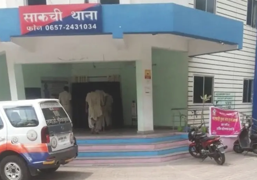 पुलिसकर्मी बनकर महिला से 7.5 लाख की सोने की चूड़ी ठगी
