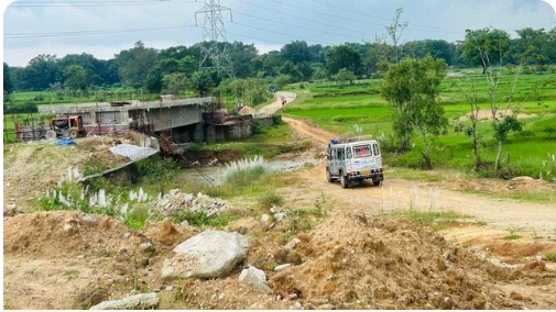 ओलम्पियन निक्की प्रधान के गांव जाने वाले रास्ते पर अधूरा पुल बना ग्रामीणों के लिए बना परेशानी की वजह