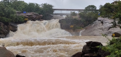 भारी बारिश को लेकर उपायुक्त ने जारी की अपील, जलस्रोतों और पर्यटक स्थलों से दूर रहने की सलाह