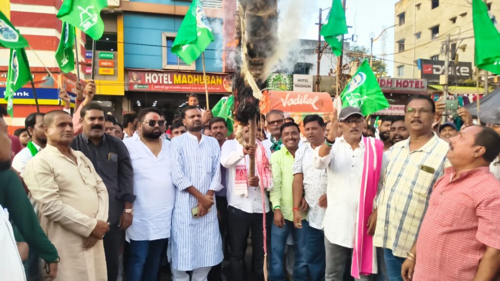 एसआईआर के विरोध में झामुमो ने किया मुख्य चुनाव आयुक्त का पुतला दहन