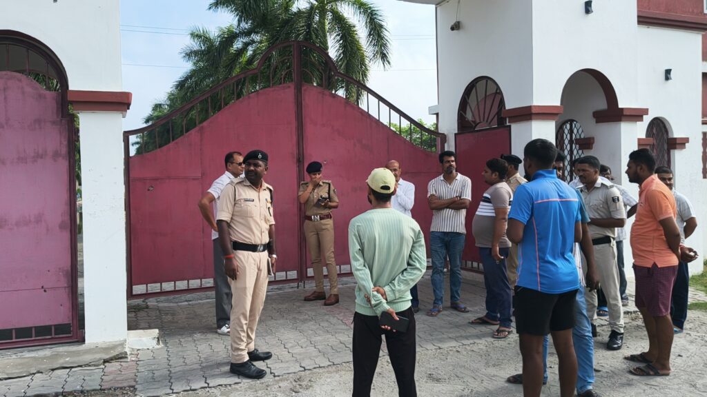 बिहार: स्कूल के दिवार के गेट पर बदमाशों ने मारी 22 गोली,50 लाख की रंगदारी का पर्चा चस्पाया