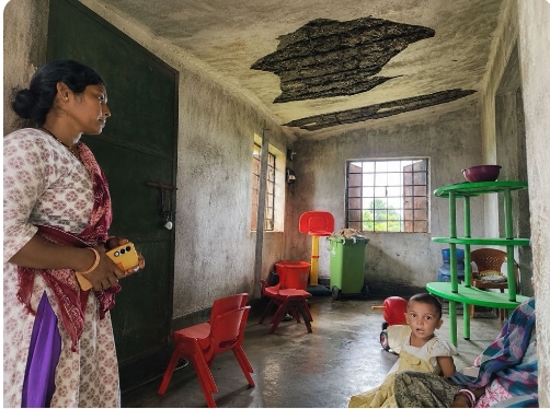 आंगनबाड़ी केंद्र की दीवारों-छत में पड़ी दरारें, बच्चों की सुरक्षा पर मंडराया खतरा