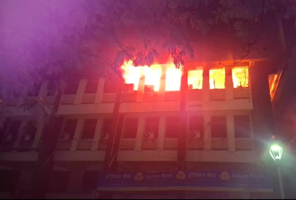 एलआईसी बिल्डिंग की चौथी मंजिल में लगी भीषण आग