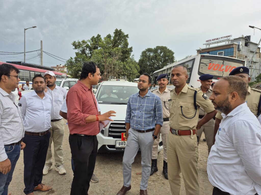 छपरा के डबल डेकर पुल निर्माण कार्य दिन-रात तीन शिफ्टों में करने का जिलाधिकारी ने दिया निर्देश