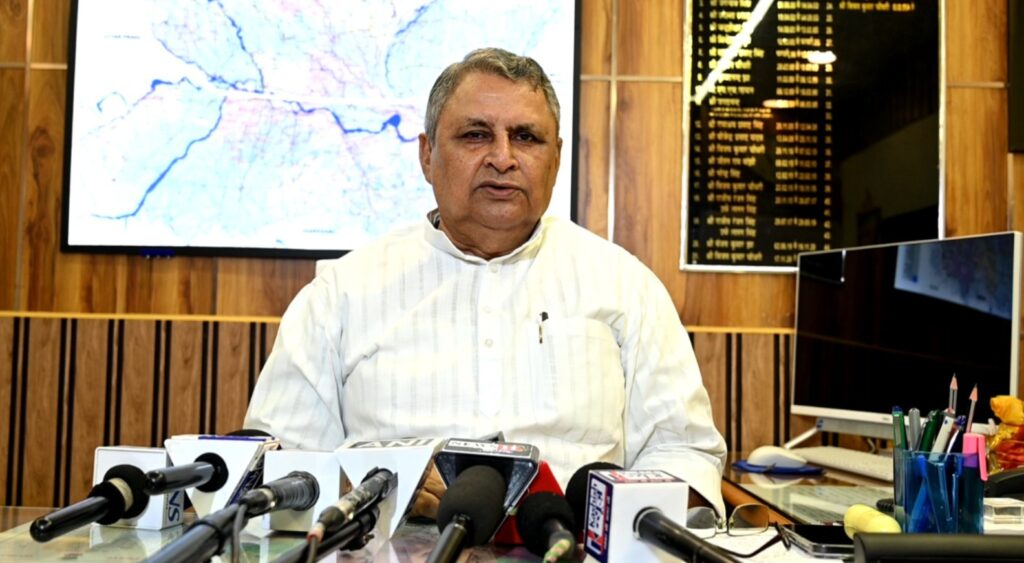 वाल्मीकिनगर बराज पर जलश्राव काे लेकर सभी क्षेत्रीय पदाधिकारी 24 घंटे अलर्ट मोड में है: विजय चाैधरी
