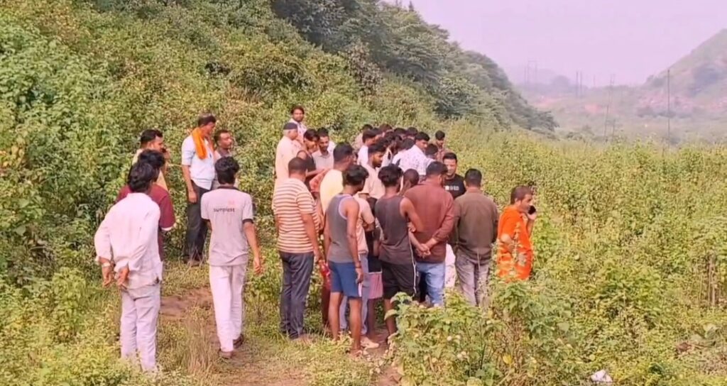 झाड़ियों में मिला वासेपुर के युवक का शव